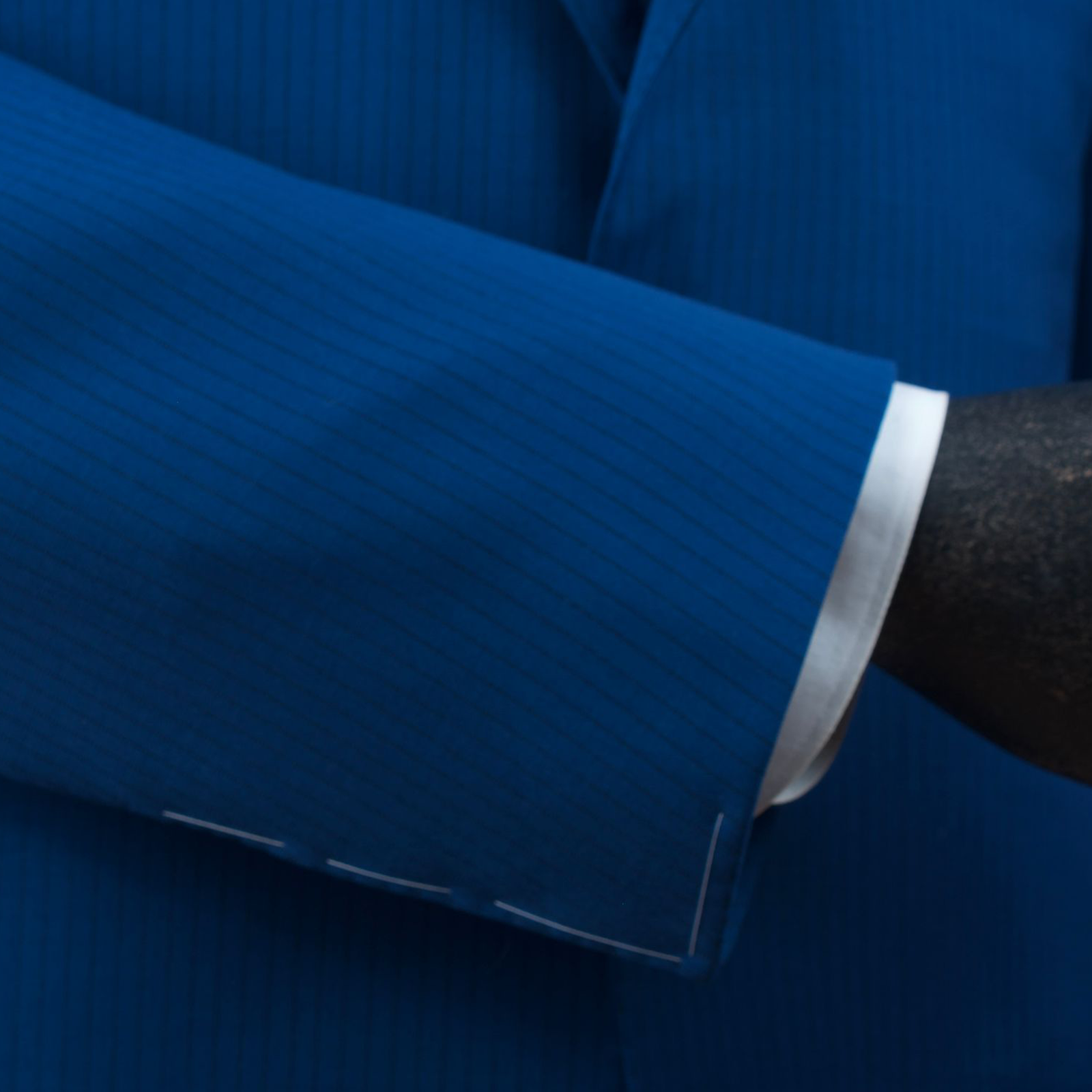 Cesare Attolini Anzug in Königsblau mit dunkelblauem Nadelstreifen